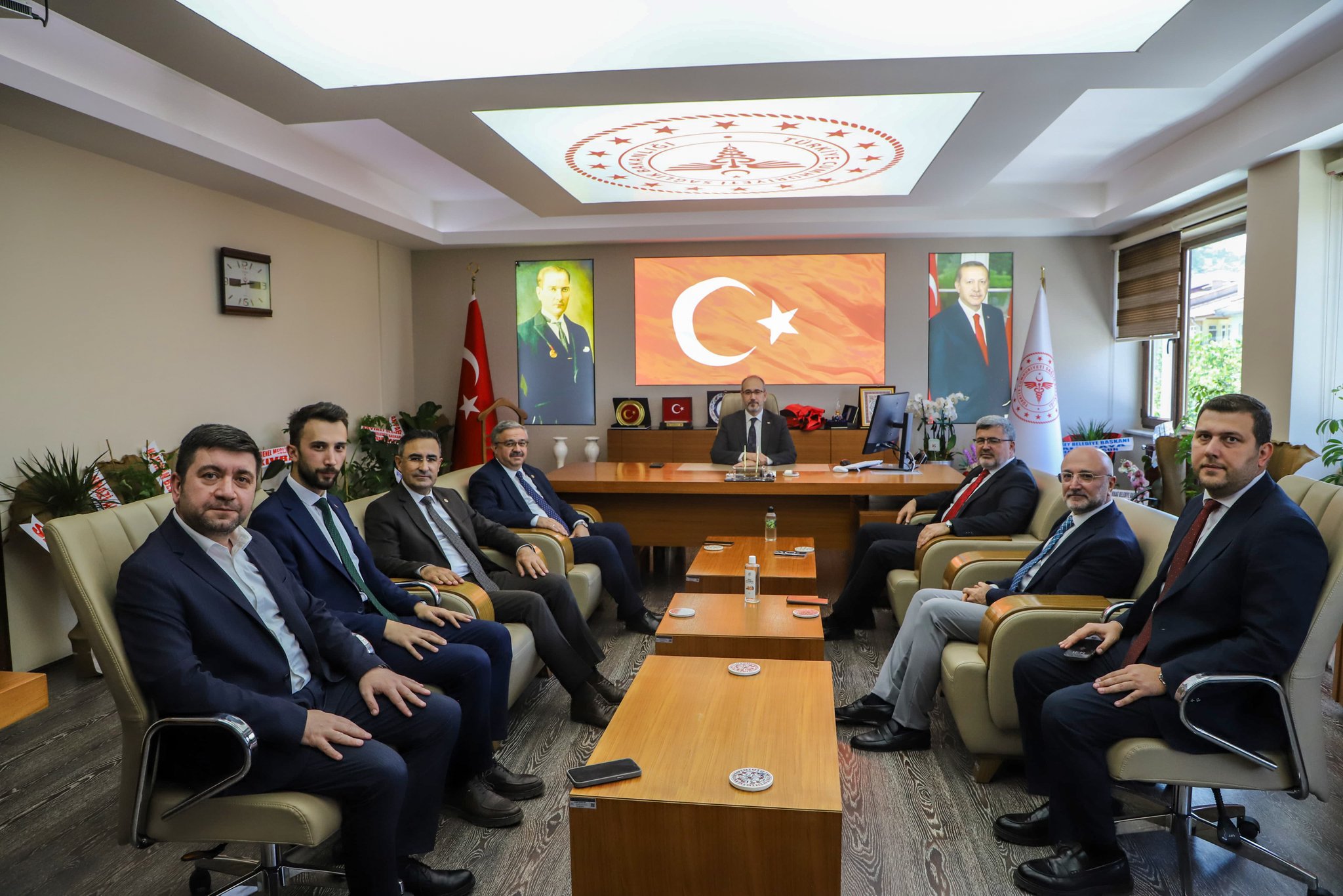 Ak Parti̇ Heyeti̇nden Yeni̇ Sağlik Müdürü Öztürk’e Hayirli Olsun Zi̇yareti̇