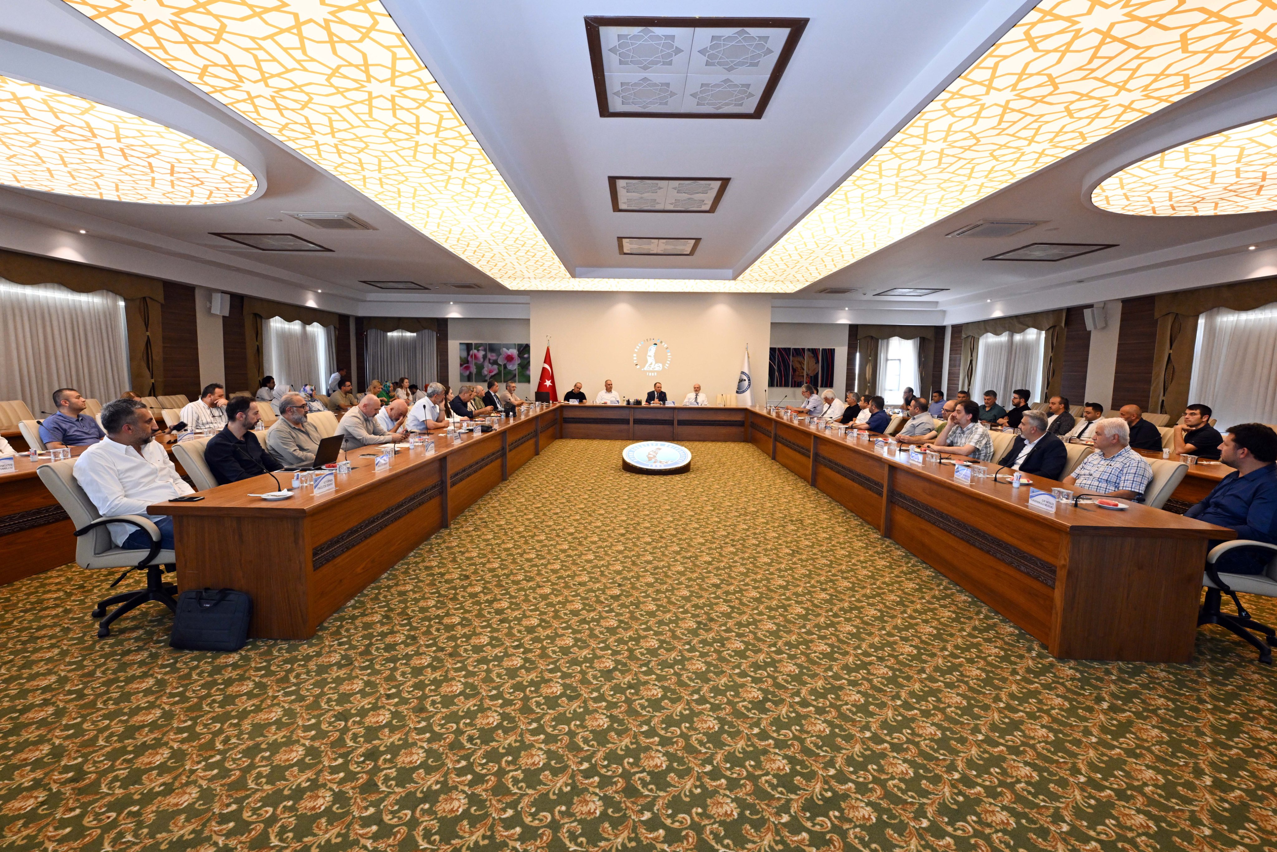 Akü'de 2025 2026 Akademi̇k Yilina Yöneli̇k Kri̇ti̇k Toplanti