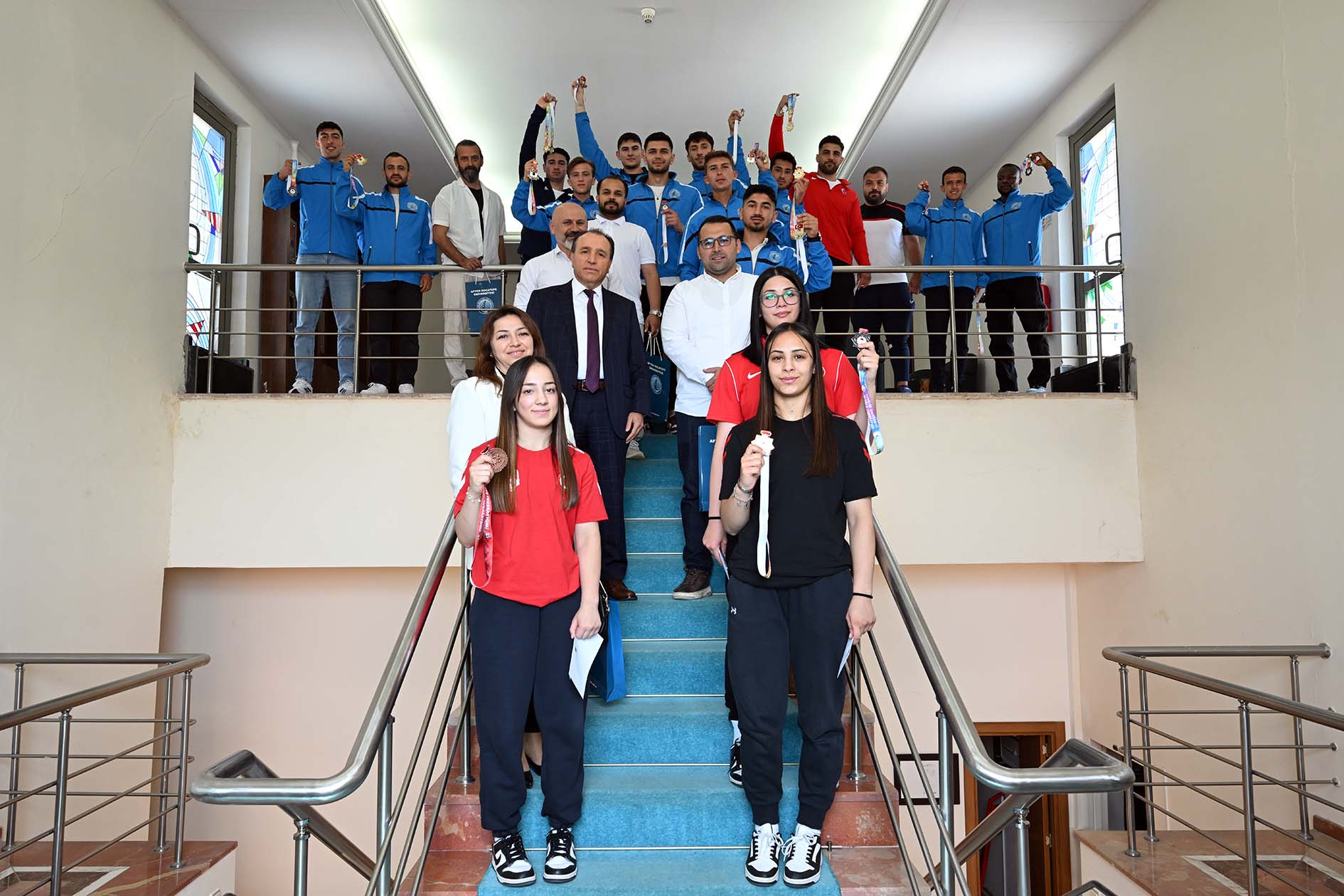 Akü’nün Şampi̇yon Öğrenci̇leri̇ Rektörlükte Ödüllendi̇ri̇ldi̇