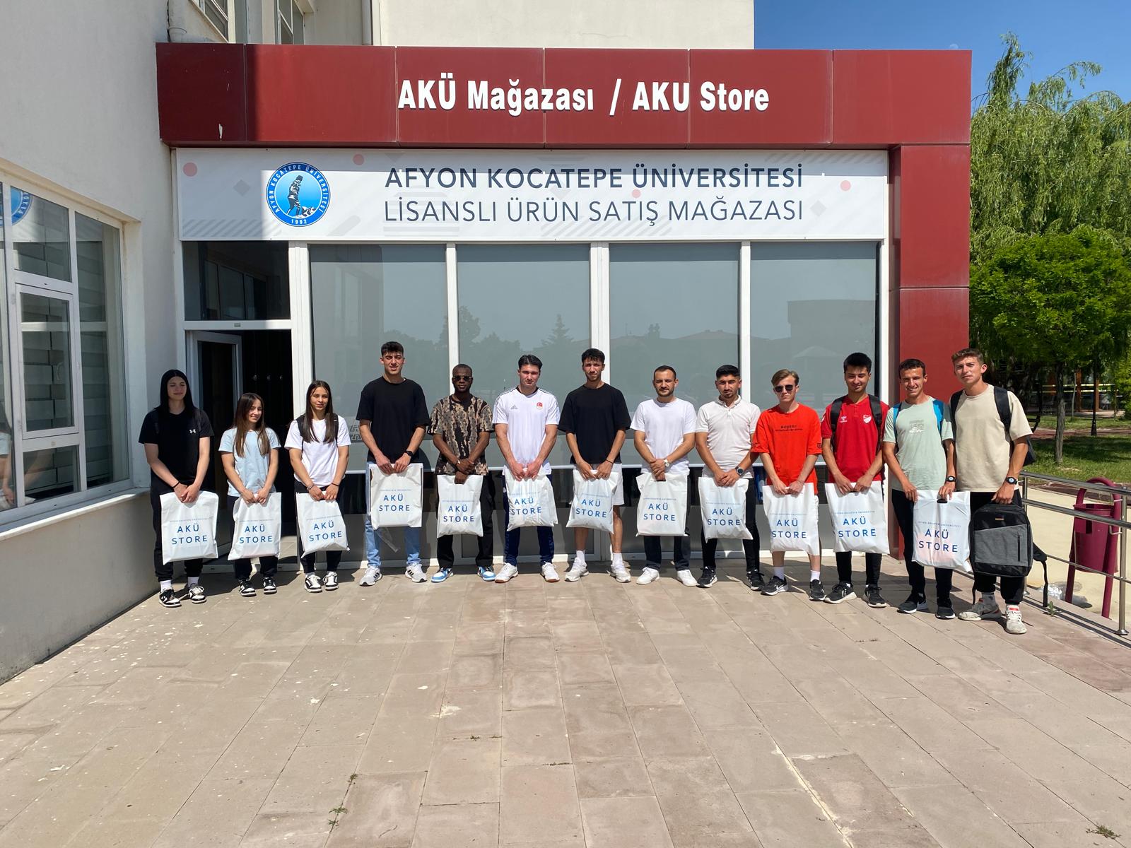 Akü’nün Şampi̇yon Öğrenci̇leri̇ Rektörlükte Ödüllendi̇ri̇ldi̇01