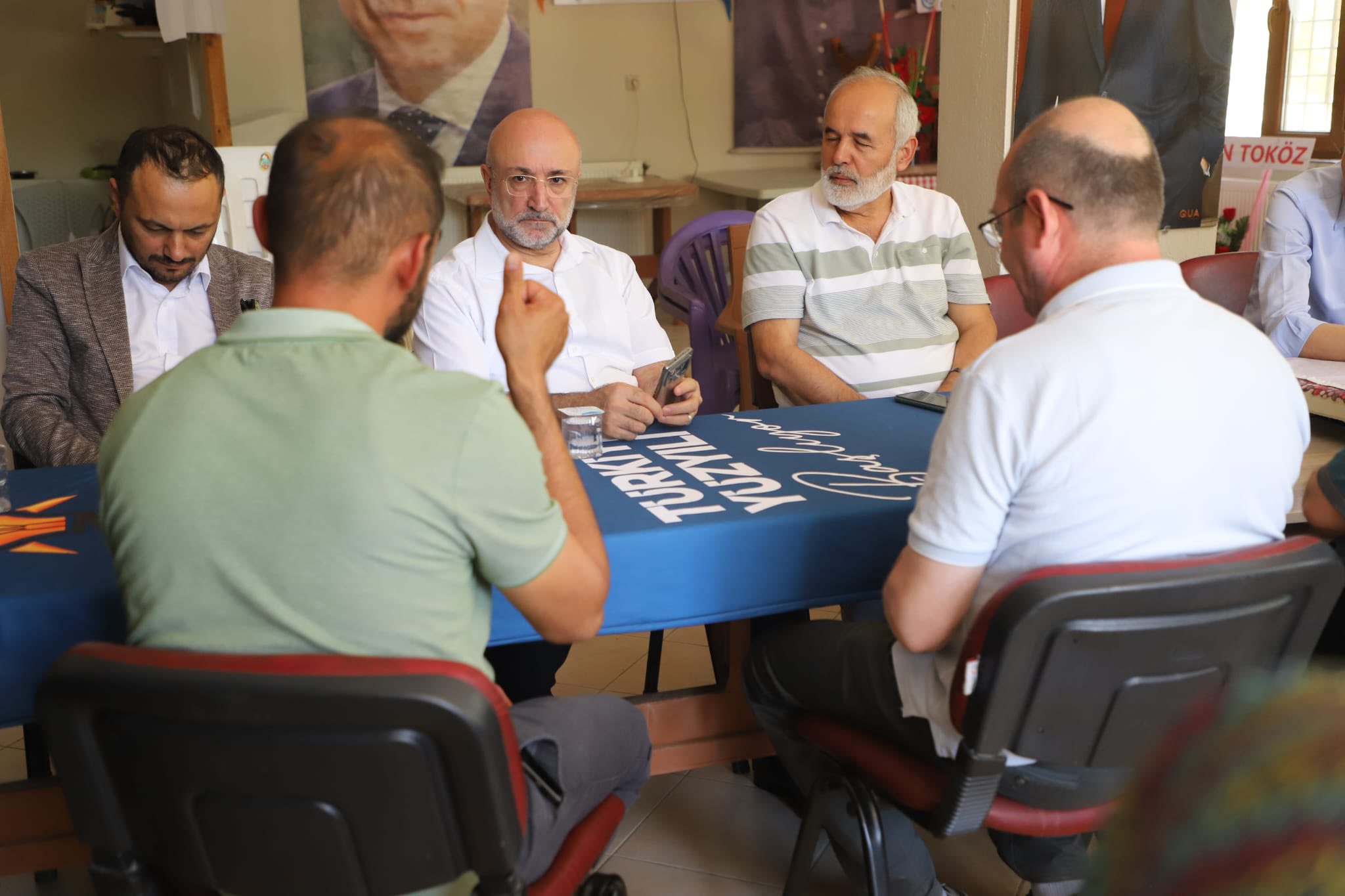 Başkan Şahi̇n Başmakçi’da Hem Teşki̇latla Görüştü Hem Dua Etti̇