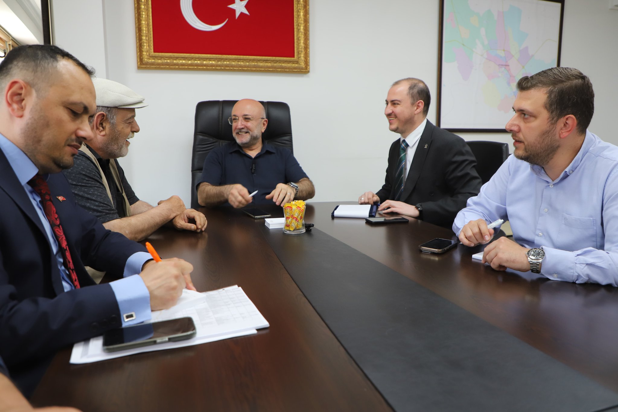 Başkan Şahi̇n’e Vatandaşlardan Yoğun İlgi̇ Talepler Tek Tek Not Alindi78
