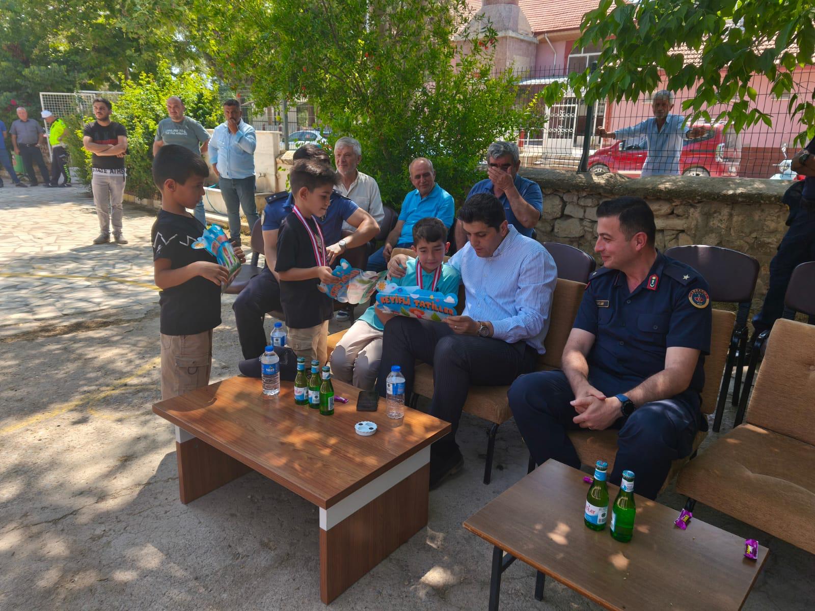 Başmakçi Protokolü Karne Töreni̇nde Öğrenci̇lerle Buluştu