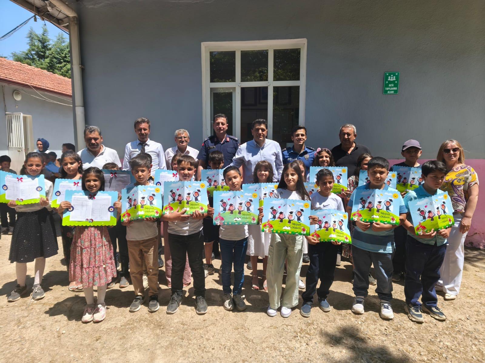 Başmakçi Protokolü Karne Töreni̇nde Öğrenci̇lerle Buluştu2
