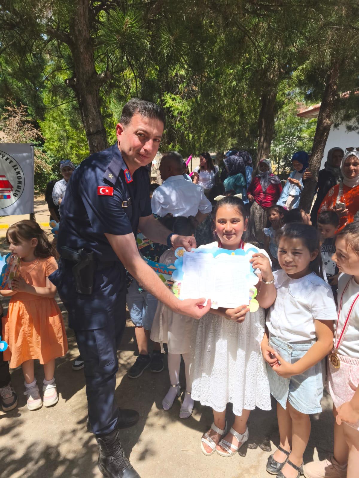 Başmakçi Protokolü Karne Töreni̇nde Öğrenci̇lerle Buluştu8