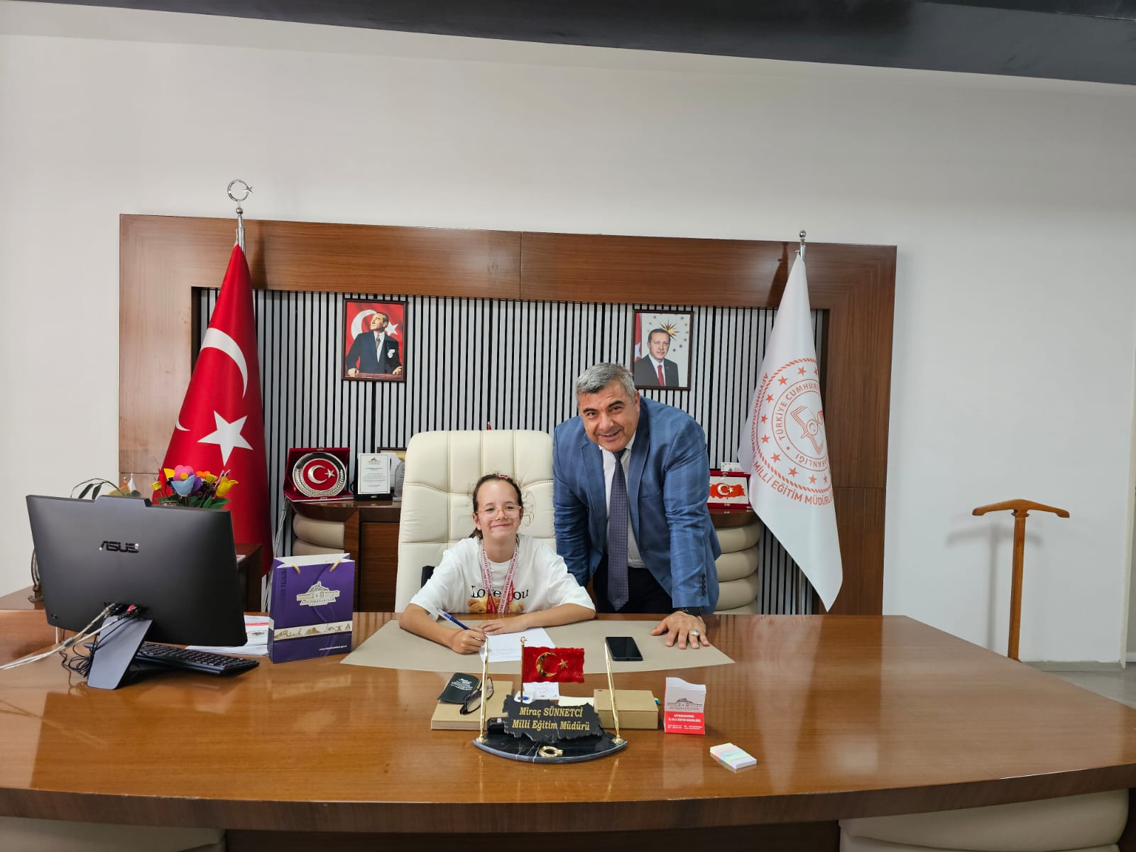 Çi̇fte Şampi̇yon Defne, Başarisini Müdür Sünnetci̇ İle Paylaşti