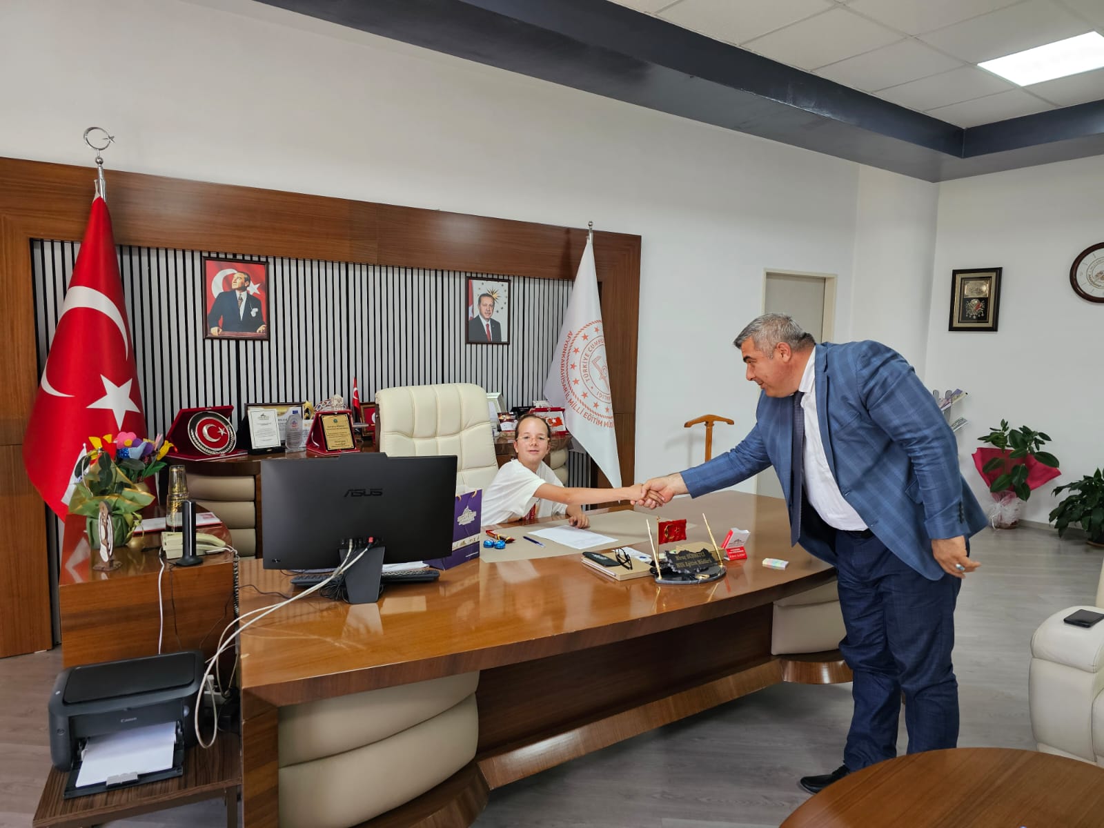 Çi̇fte Şampi̇yon Defne, Başarisini Müdür Sünnetci̇ İle Paylaşti1