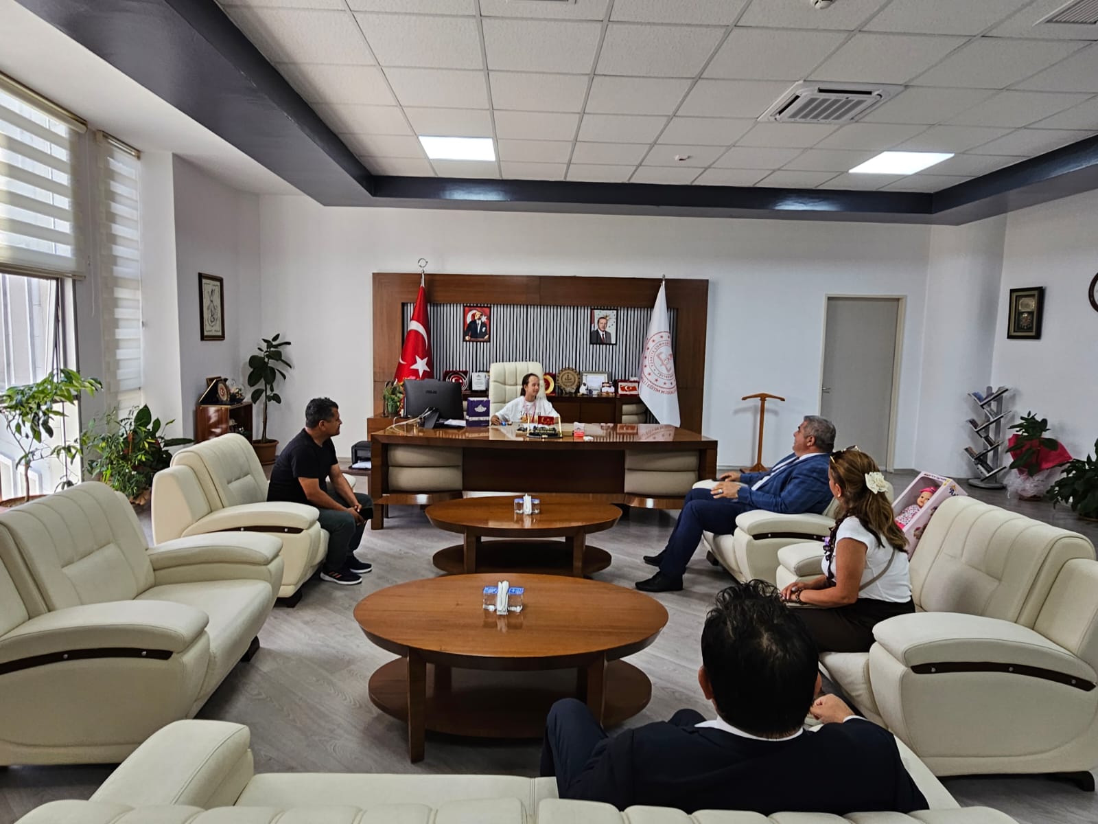Çi̇fte Şampi̇yon Defne, Başarisini Müdür Sünnetci̇ İle Paylaşti2
