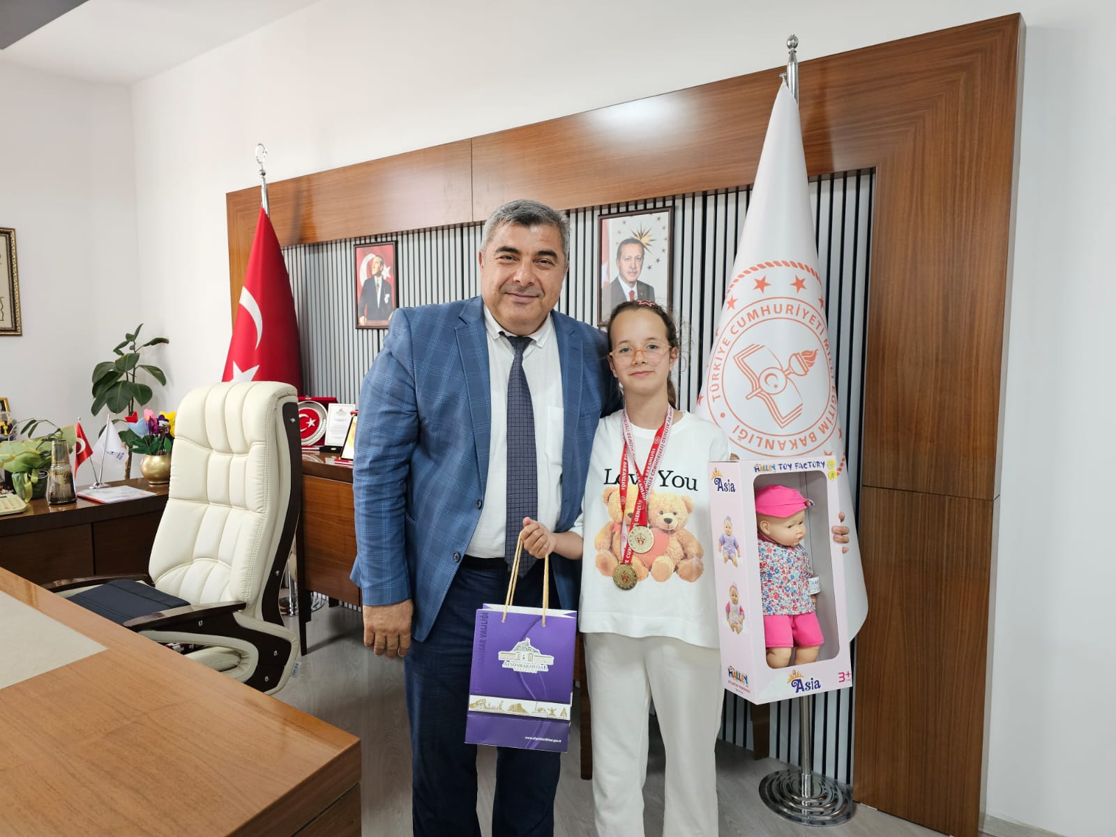 Çi̇fte Şampi̇yon Defne, Başarisini Müdür Sünnetci̇ İle Paylaşti3
