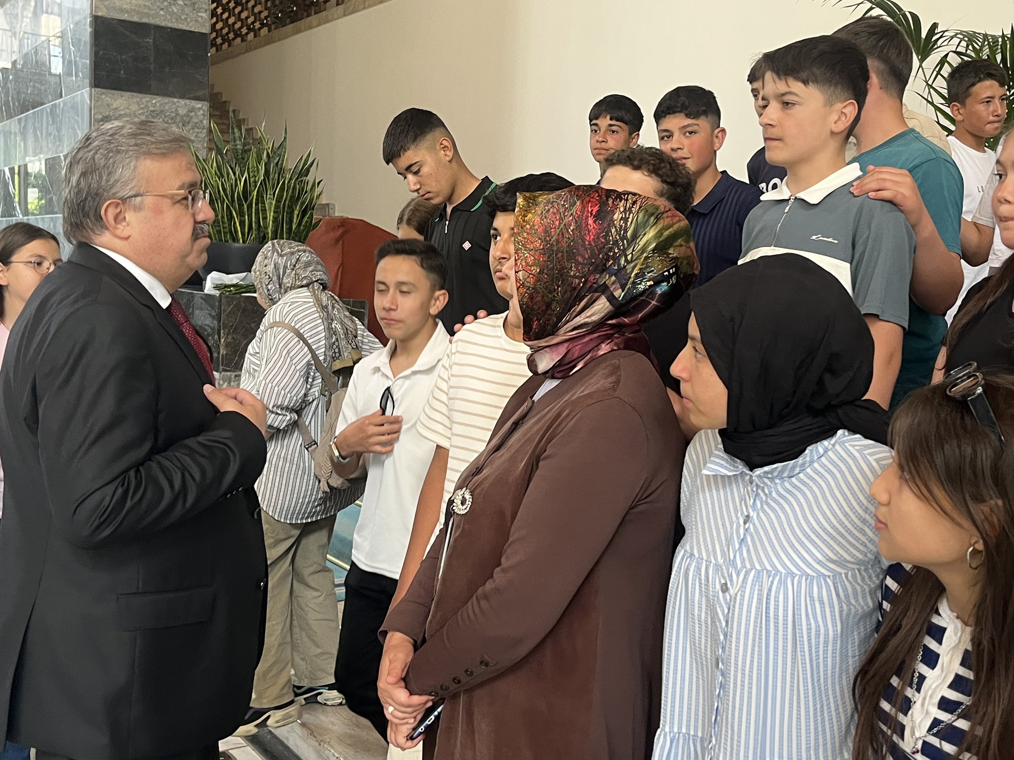 İhsani̇yeli̇ Öğrenci̇ler Mecli̇s’te Mi̇lletveki̇li̇ Yurdunuseven’den Anlamli Ev Sahi̇pli̇ği̇1