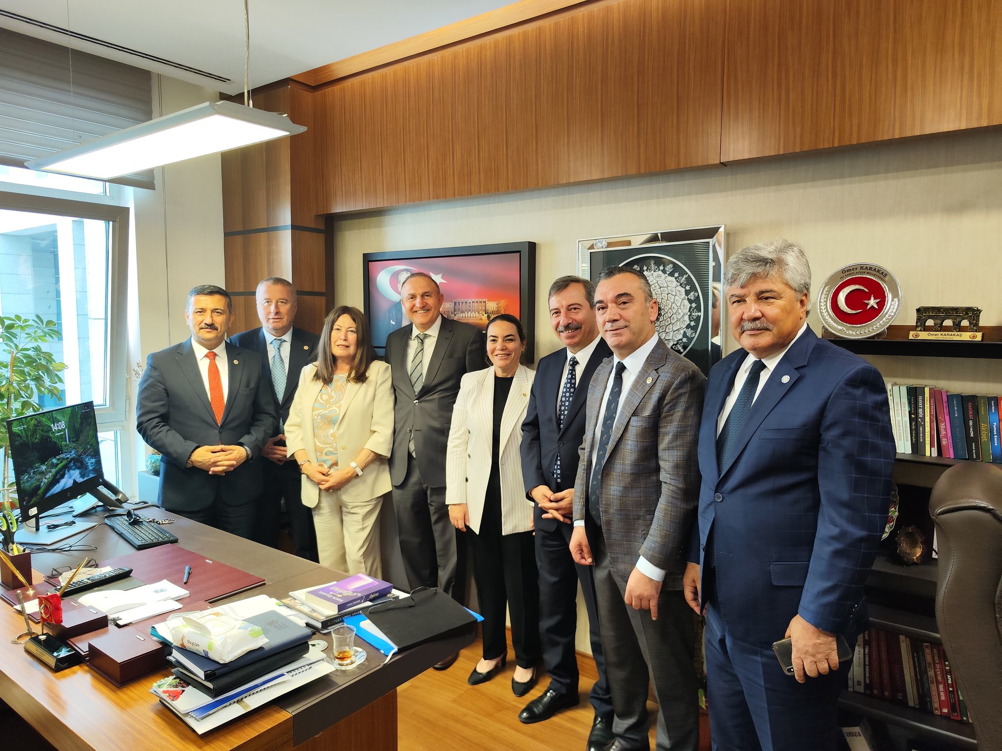İyi̇ Parti̇li̇ Veki̇llerden Hacdan Dönen Karakaş’a Tebri̇k Zi̇yareti̇