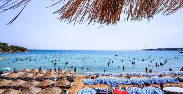 Izmirin Parlayan Kumlariyla Unlenen Plaji Serin Suyu Ve Dogal Guzelligiyle Sasirtiyor 640X331
