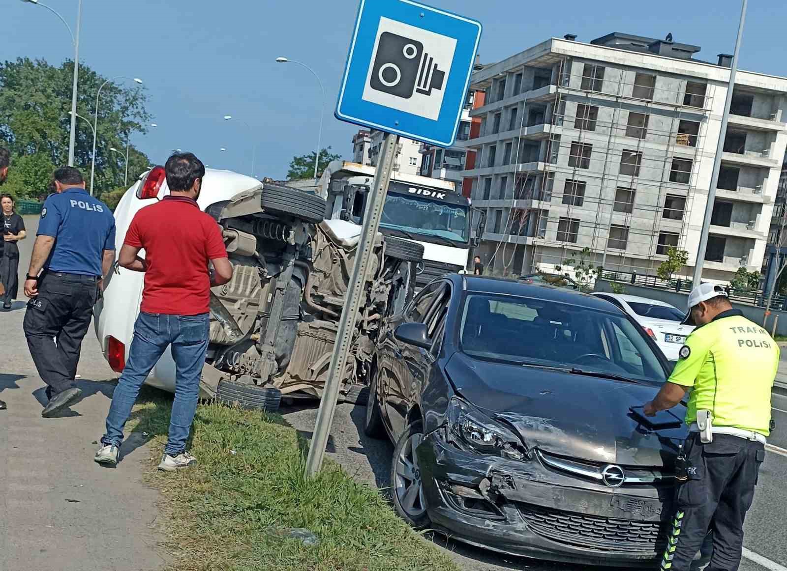 Korkutan Kaza İki̇ Araç Çarpişti, Bi̇ri̇ Takla Atti