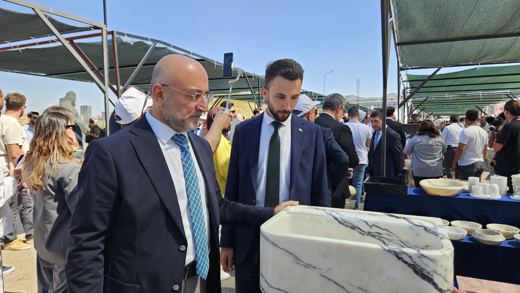 Mermer Fuari’na Güçlü Katilim Bakan Göktaş Ve Ak Parti̇ Protokolüyle Sahada1