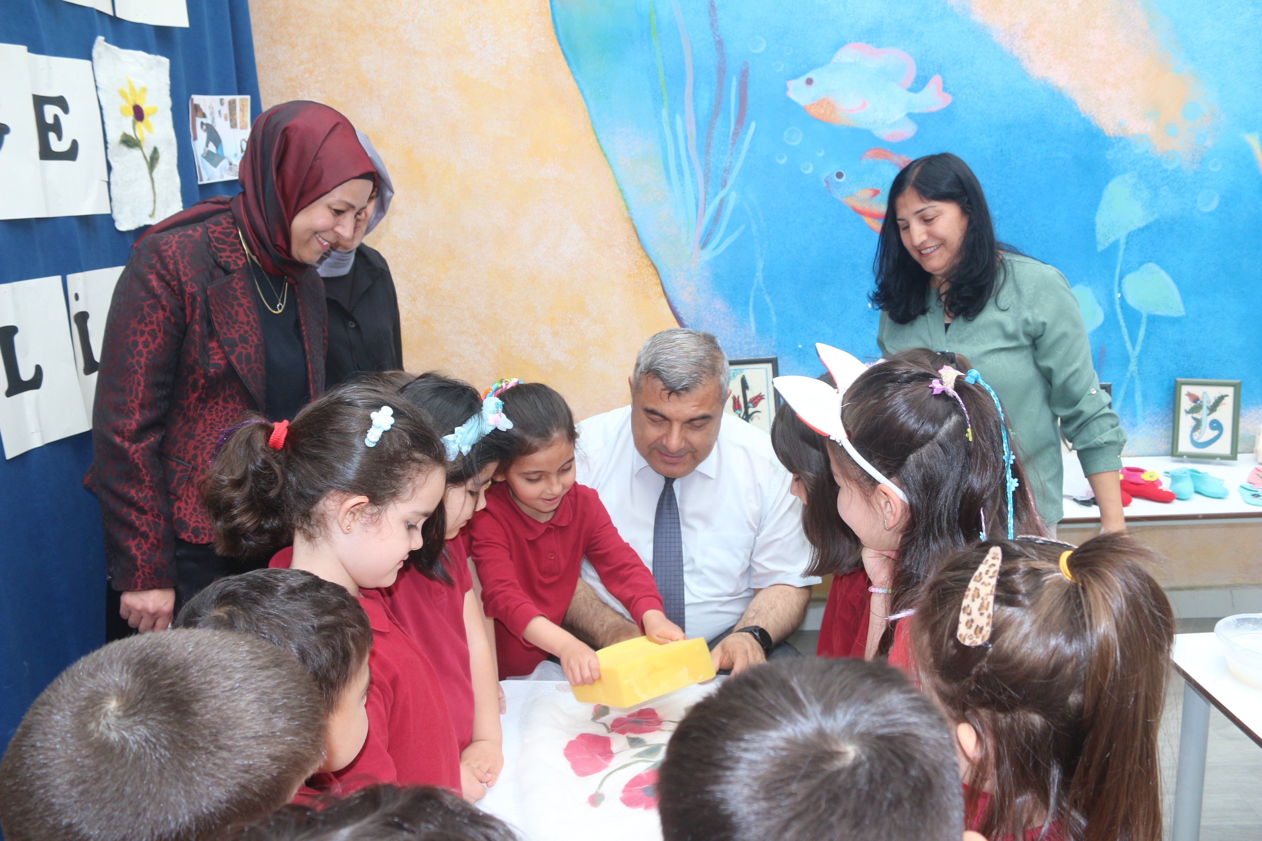 Mi̇ni̇k Eller Keçe Yapti, Müdür Sünnetci̇ Eşli̇k Etti̇!
