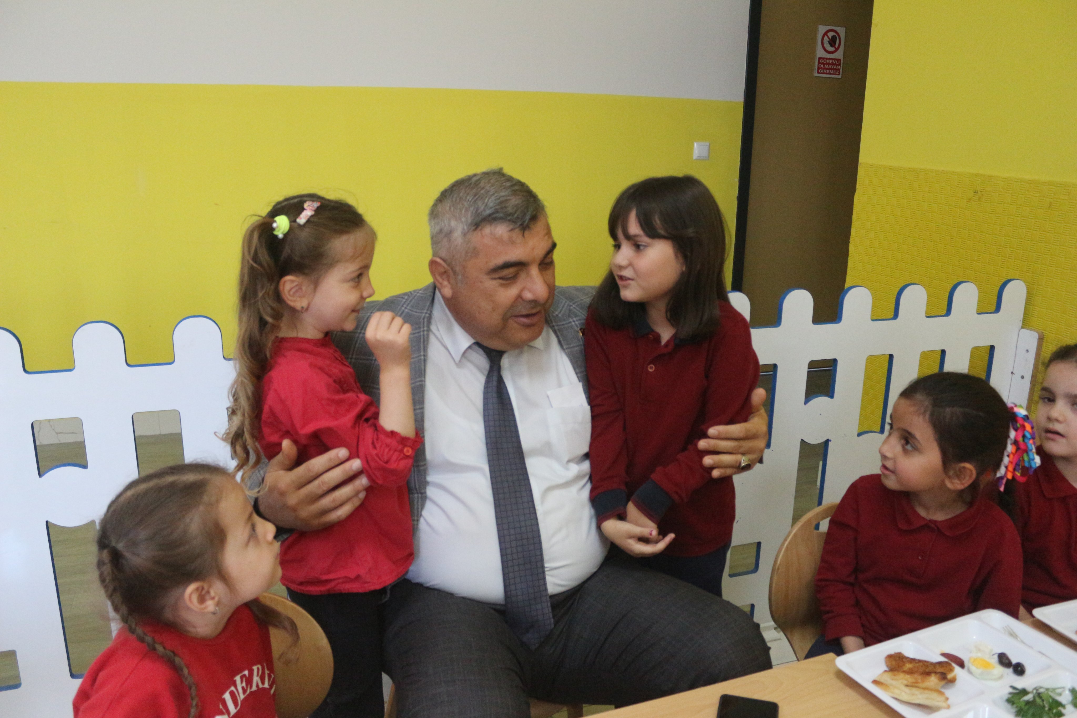 Mi̇ni̇k Eller Keçe Yapti, Müdür Sünnetci̇ Eşli̇k Etti̇!4