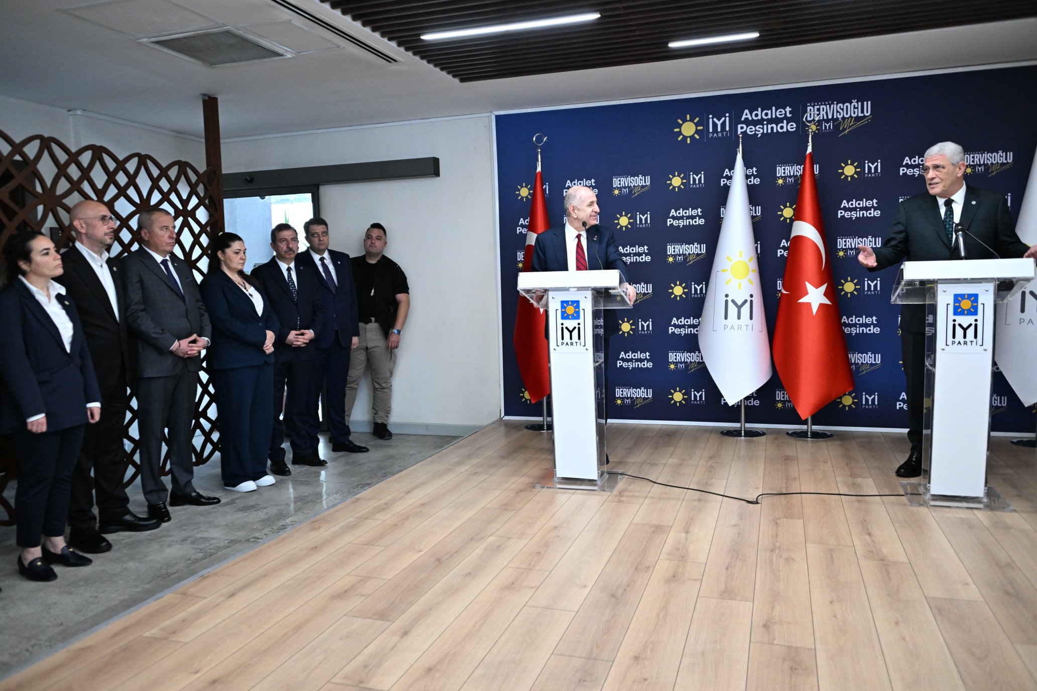 Müsavat Dervi̇şoğlu Ve Mi̇lletveki̇li̇ Olgun, Ümi̇t Özdağ’i İyi̇ Parti̇ Genel Merkezi̇’nde Ağirladi1
