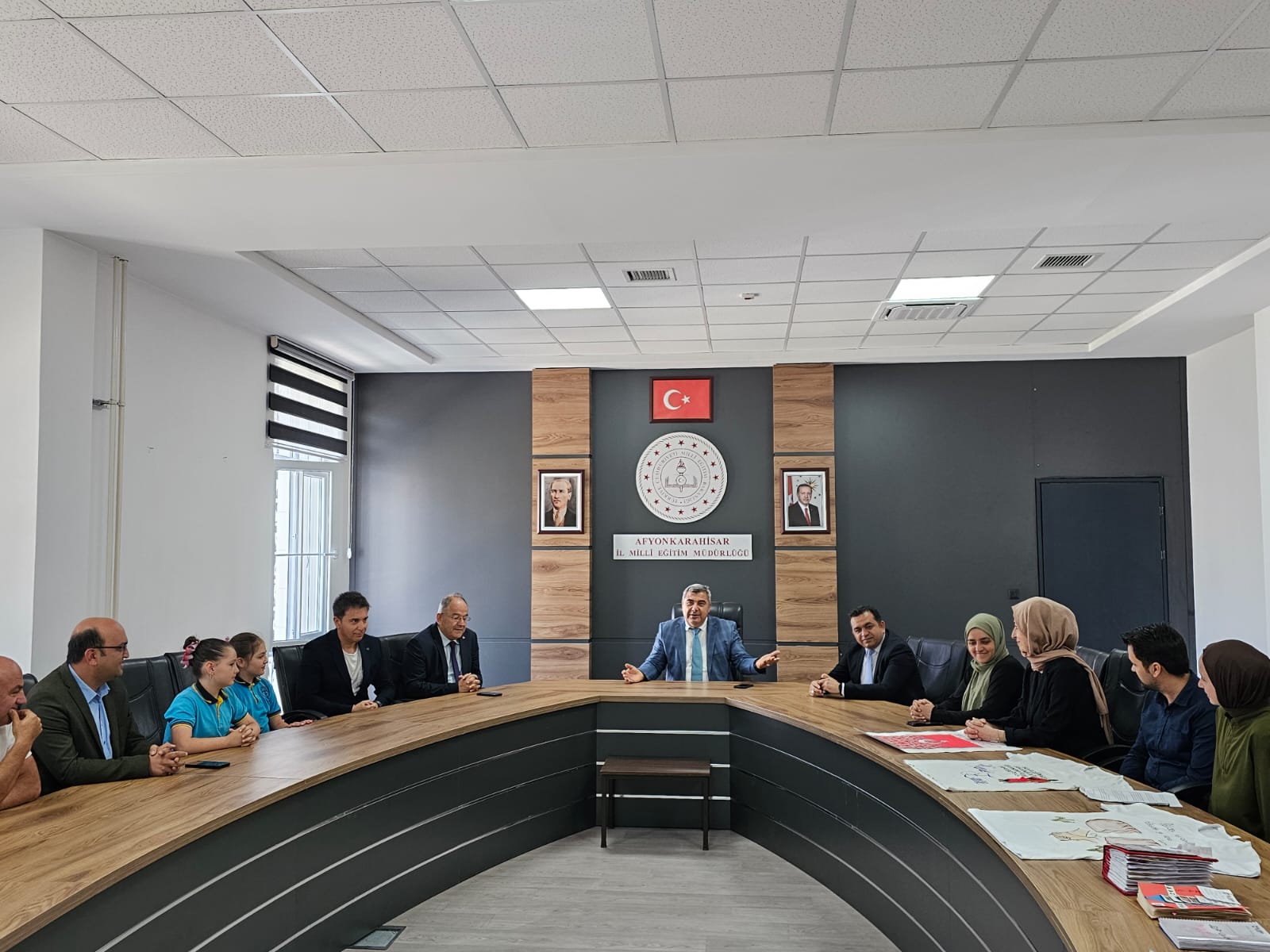Öğrenci̇ler, Ödülleri̇ni̇ Müdür Sünnetci̇'ni̇n Eli̇nden Aldi2