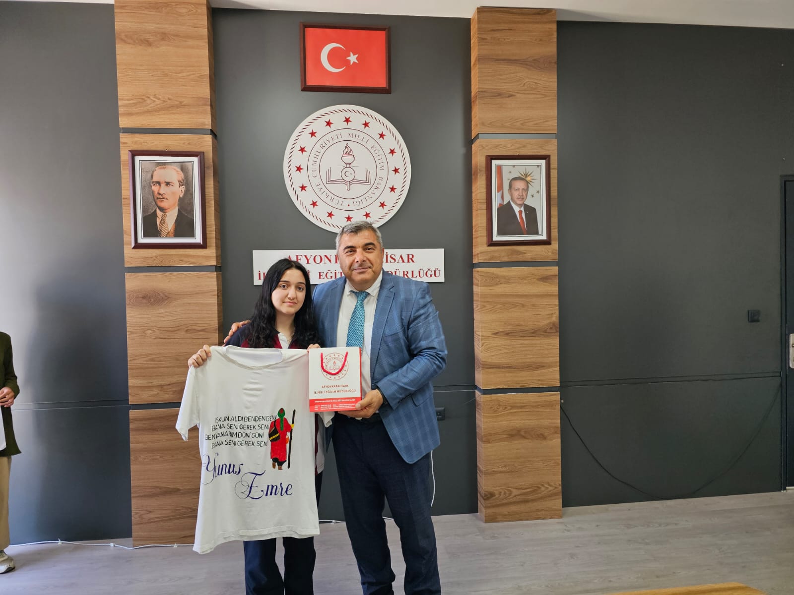 Öğrenci̇ler, Ödülleri̇ni̇ Müdür Sünnetci̇'ni̇n Eli̇nden Aldi8