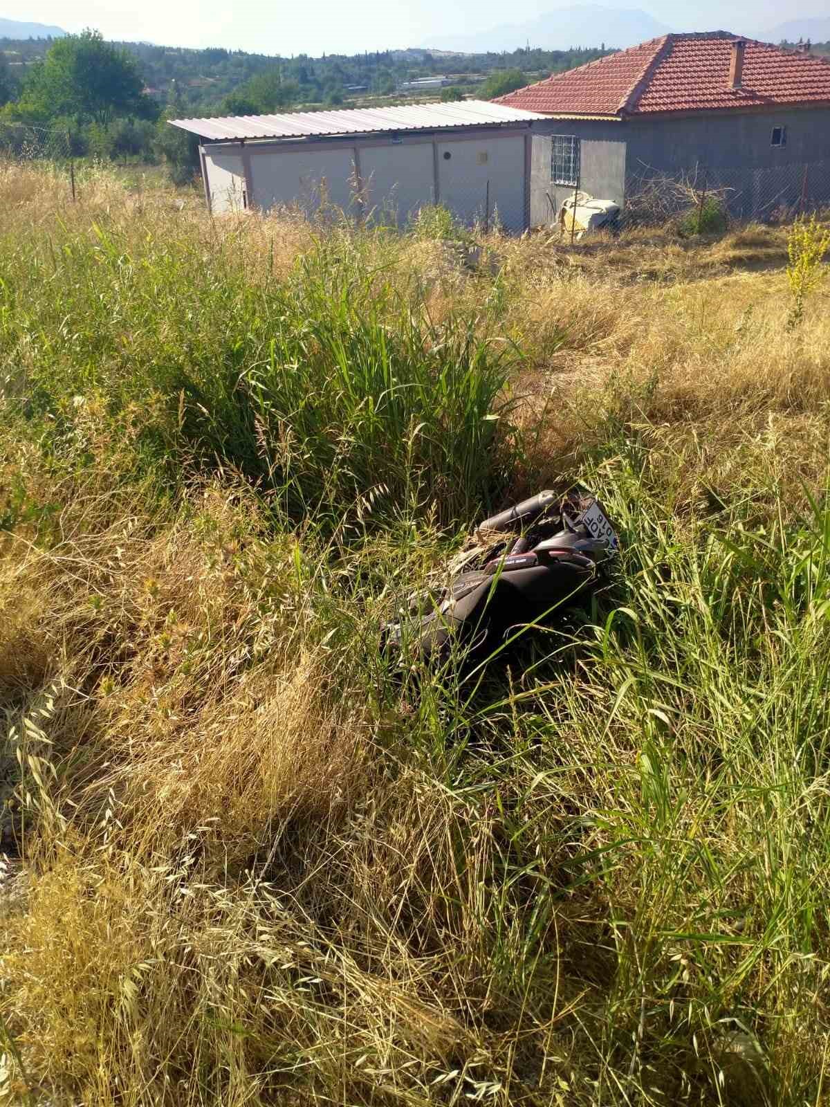 Otomobi̇lle Çarpişti, Tarlaya Uçtu Motosi̇klet Sürücüsü Yarali