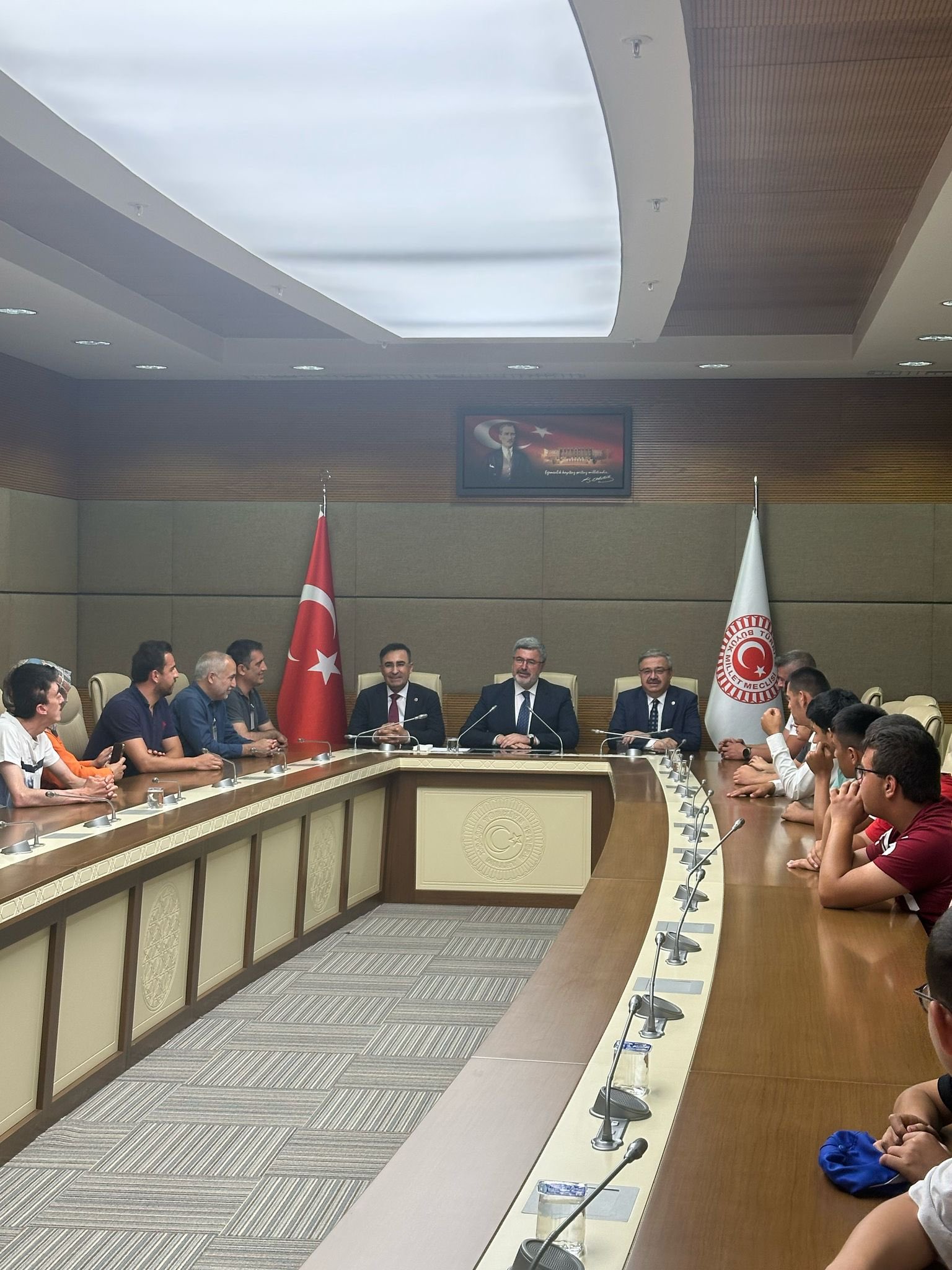 Özel Eği̇ti̇m Öğrenci̇leri̇, Ak Parti̇li̇ Veki̇lleri̇ Tbmm’de Zi̇yaret Etti̇