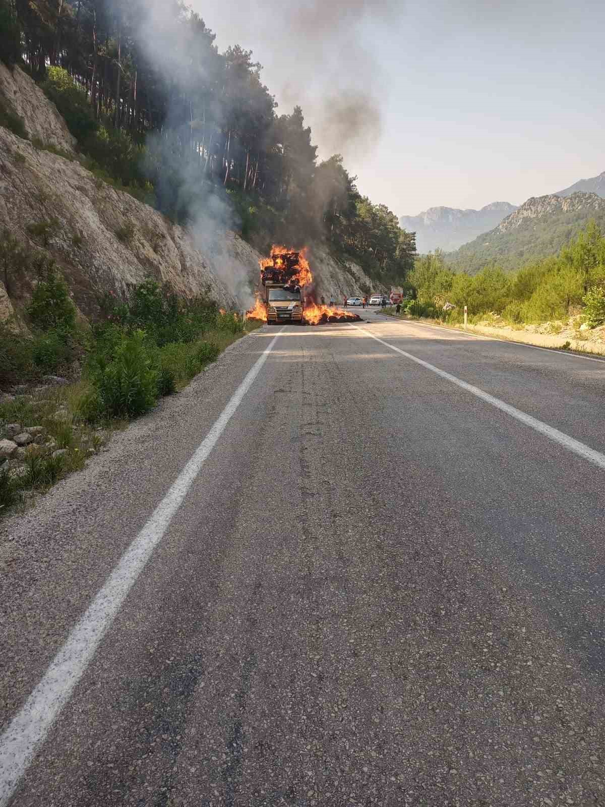 Saman Yüklü Araç Alev Topuna Döndü!