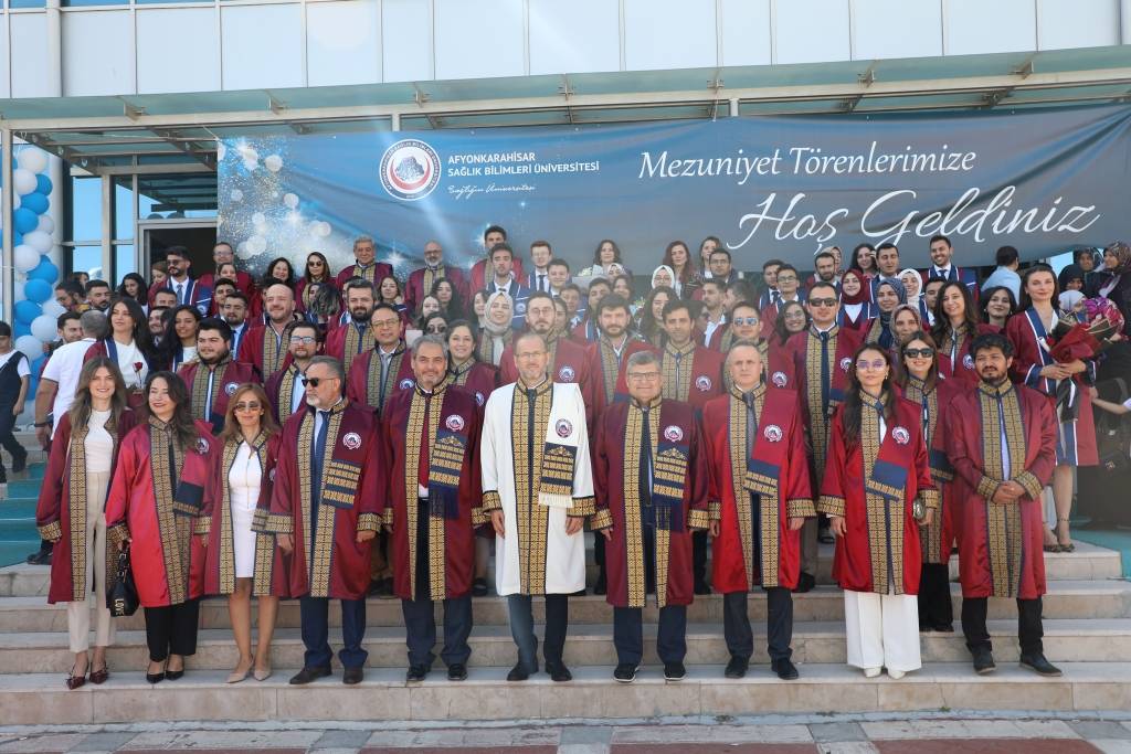 Afsü Di̇ş Heki̇mli̇ği̇ Fakültesi̇ 3. Dönem Mezunlari Di̇ploma Aldi (11)