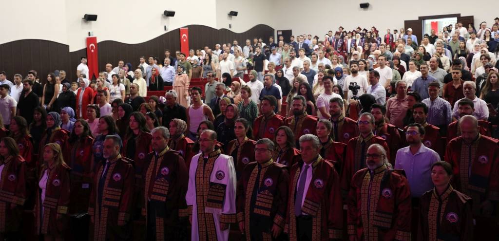 Afsü Di̇ş Heki̇mli̇ği̇ Fakültesi̇ 3. Dönem Mezunlari Di̇ploma Aldi (2)