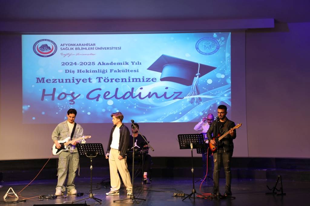 Afsü Di̇ş Heki̇mli̇ği̇ Fakültesi̇ 3. Dönem Mezunlari Di̇ploma Aldi (3)