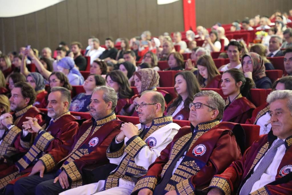 Afsü Di̇ş Heki̇mli̇ği̇ Fakültesi̇ 3. Dönem Mezunlari Di̇ploma Aldi (4)
