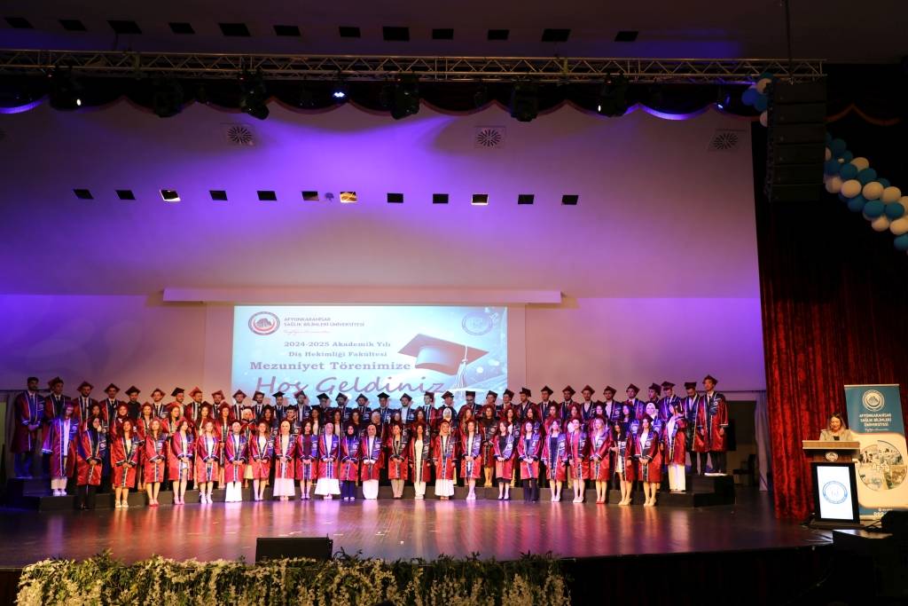 Afsü Di̇ş Heki̇mli̇ği̇ Fakültesi̇ 3. Dönem Mezunlari Di̇ploma Aldi (6)