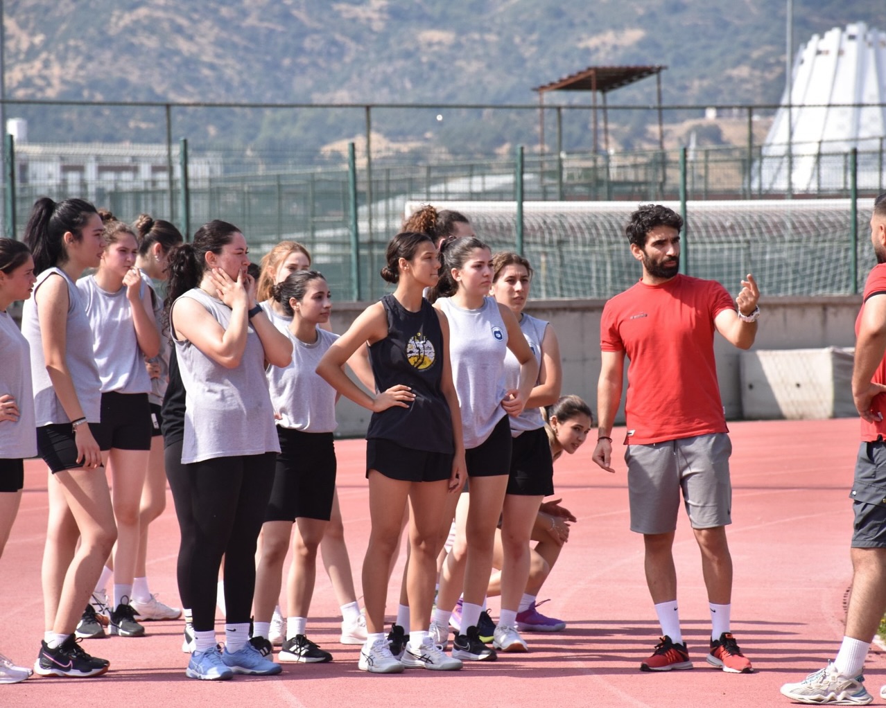 Afyon Gençli̇k Spor Kadin Voleybol Takimi Yeni̇ Sezona Hazir (2) Kopya