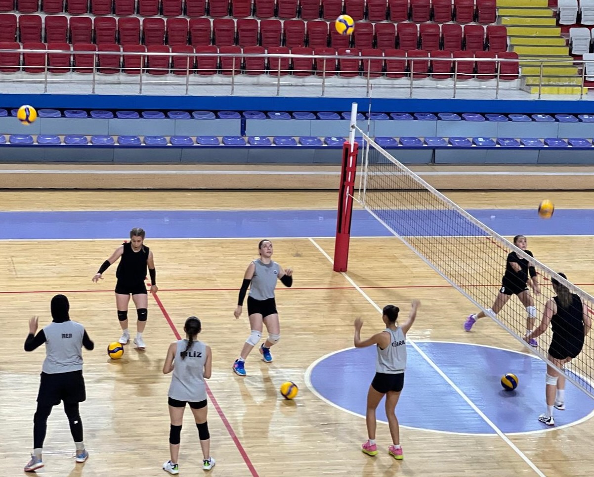 Afyon Gençli̇k Spor Kadin Voleybol Takimi Yeni̇ Sezona Hazir (3) Kopya