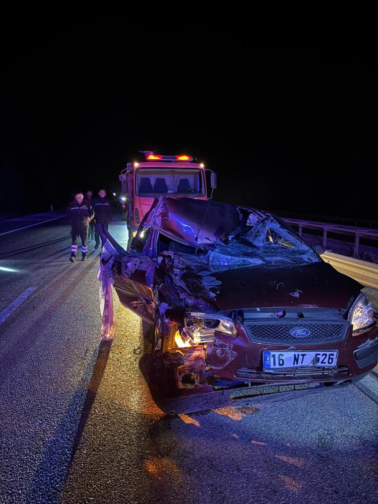 Afyon'da Feci̇ Kaza Tir İle Otomobi̇li̇n Çarpişti 1
