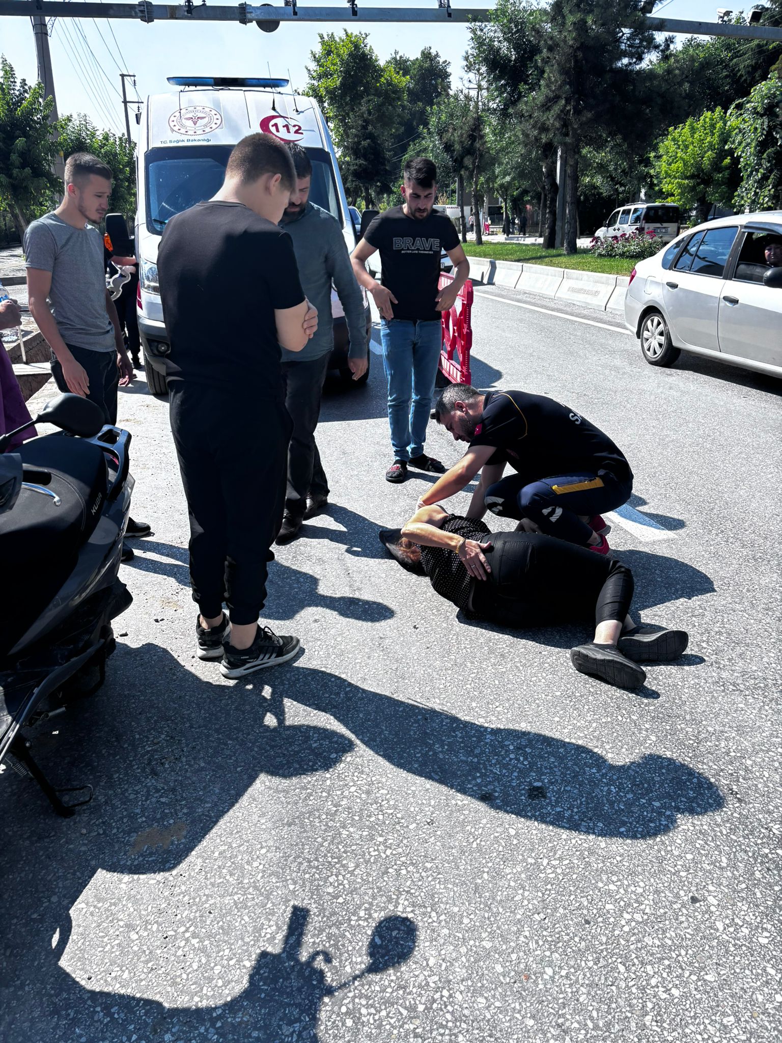 Afyonkarahi̇sar’da Şok Kaza Motosi̇klet Yayaya Çarpti 4
