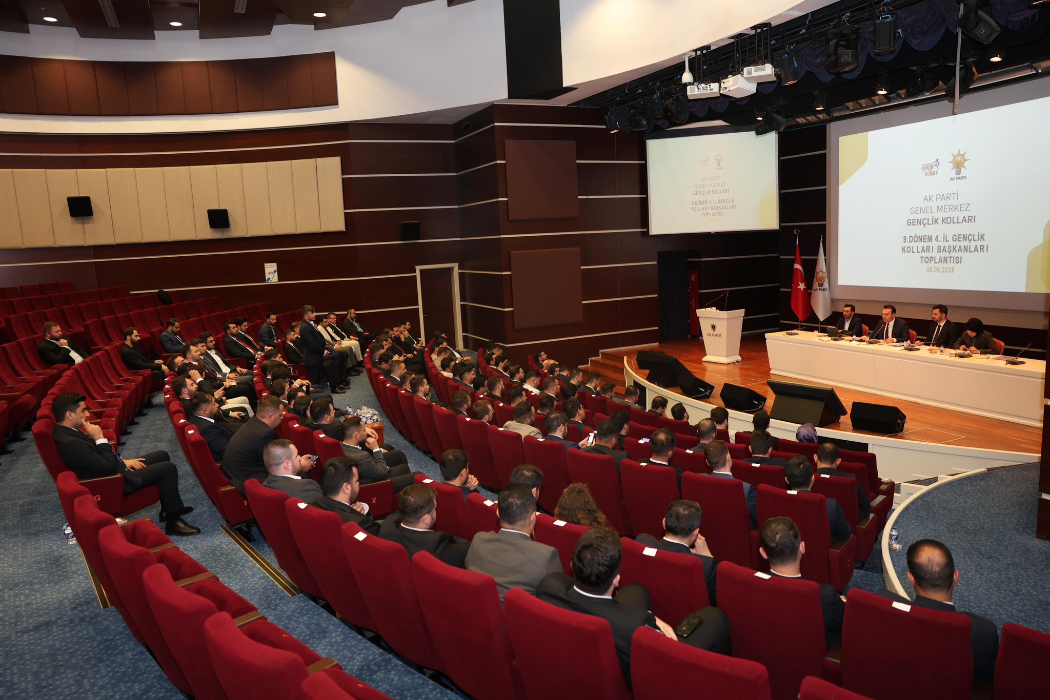 Ak Parti̇ Afyon Gençli̇k Kollari İl Başkanlari Toplantisinda Yeri̇ni̇ Aldi2
