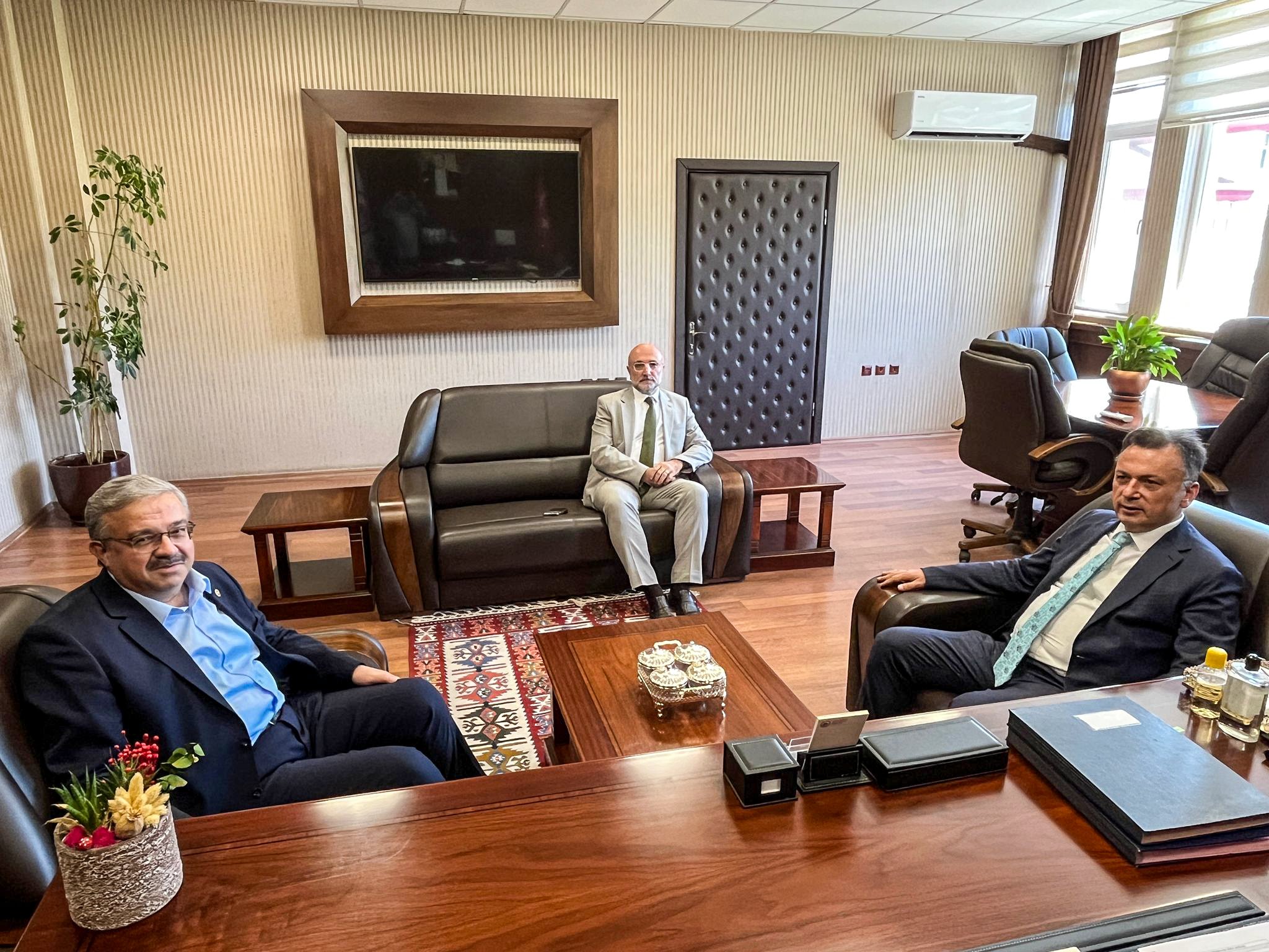 Ak Parti̇ Heyeti̇nden Afsü Rektör Veki̇li̇’ne Hayirli Olsun Zi̇yareti̇ (1)