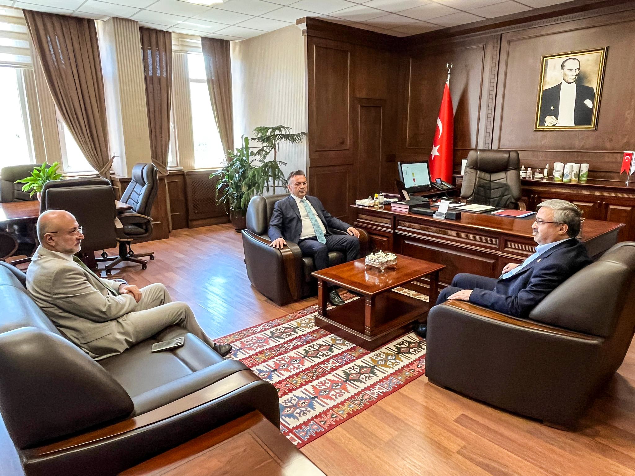 Ak Parti̇ Heyeti̇nden Afsü Rektör Veki̇li̇’ne Hayirli Olsun Zi̇yareti̇ (2)