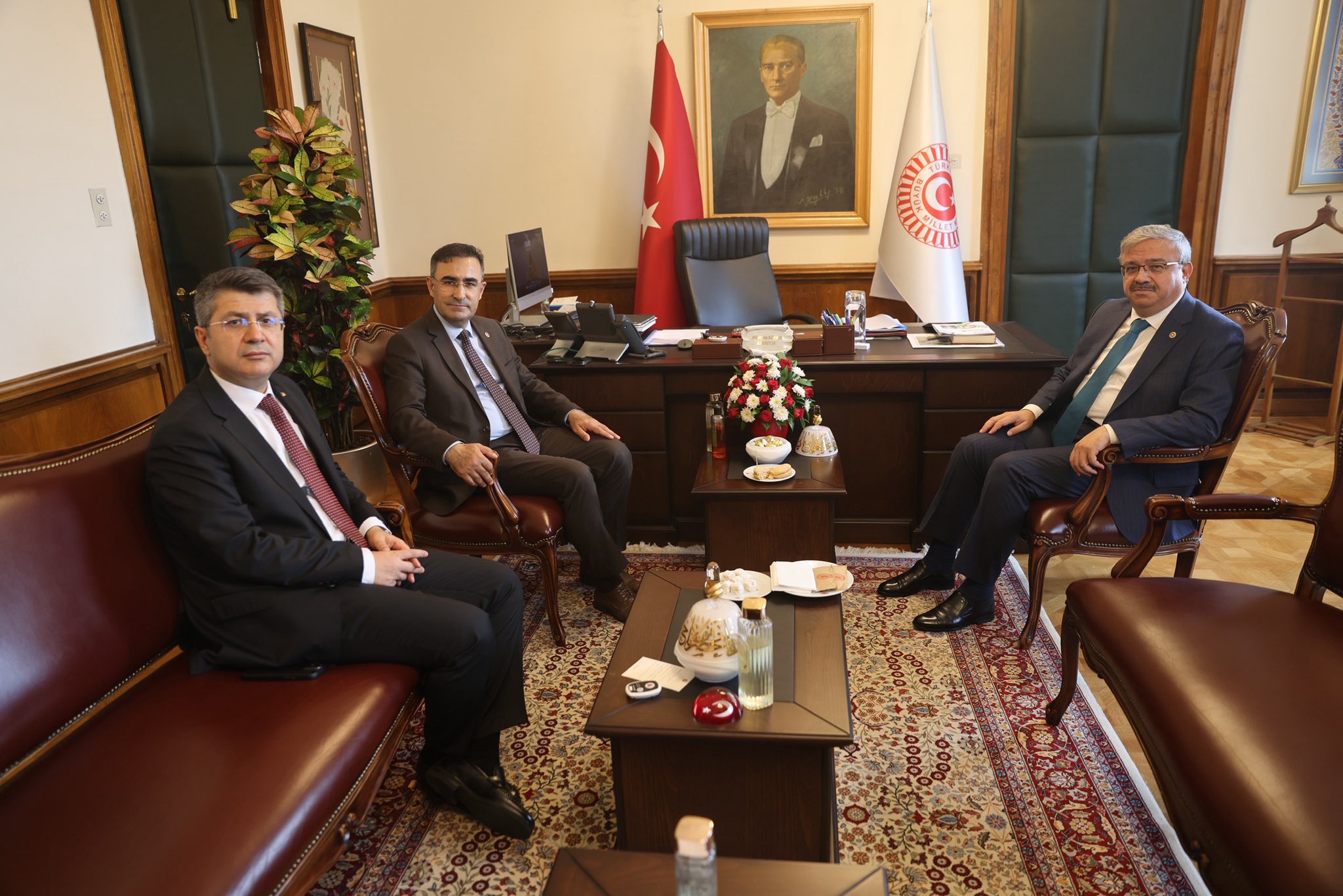 Ak Parti̇ Mi̇lletveki̇lleri̇nden Tbmm Genel Sekreteri̇ne Hayirli Olsun Zi̇yareti̇