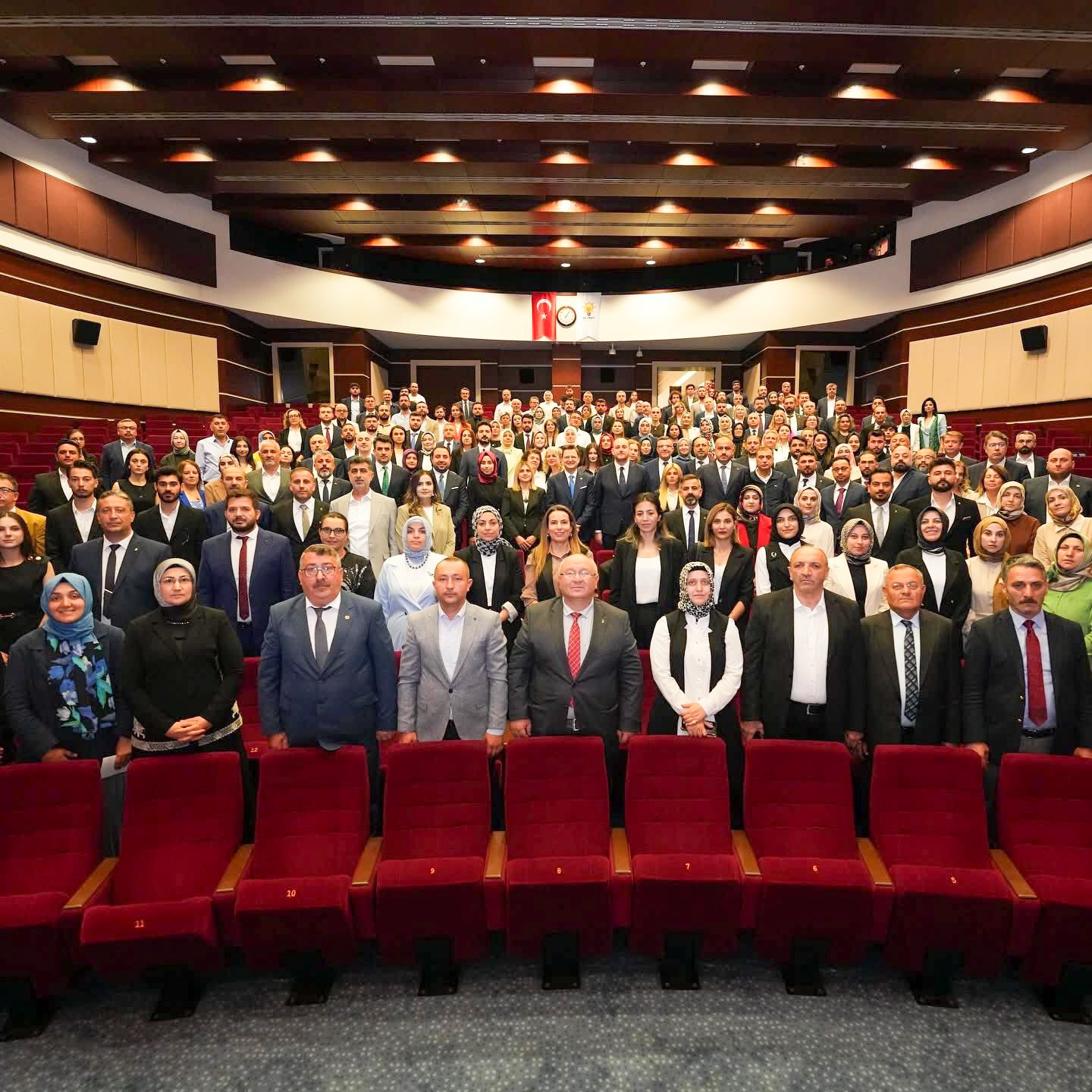 Ak Parti̇ Teşki̇lati Sağlik Zi̇rvesi̇nde Yeri̇ni̇ Aldi (1)