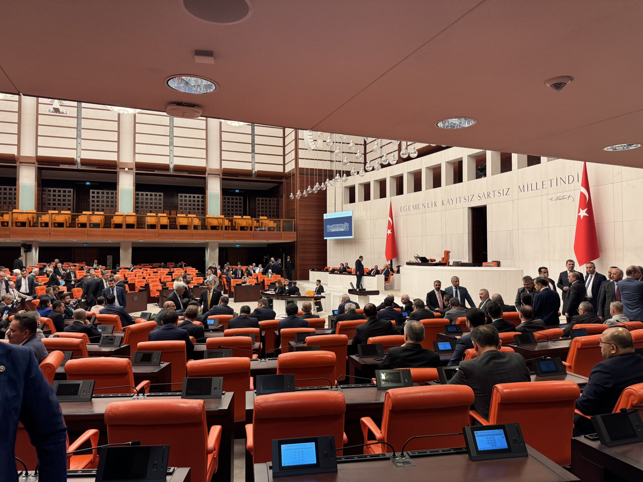 Ak Parti̇li̇ Veki̇llerden Tbmm’de Gece Mesai̇si̇1