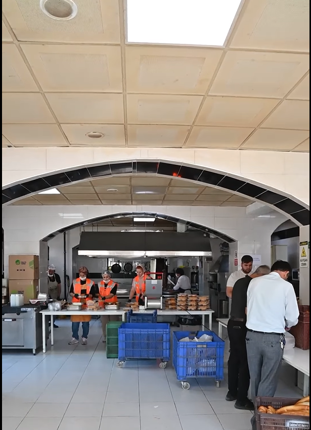 Emi̇rdağ Beledi̇yesi̇nden Her Gün 502 Sofraya Destek (1)