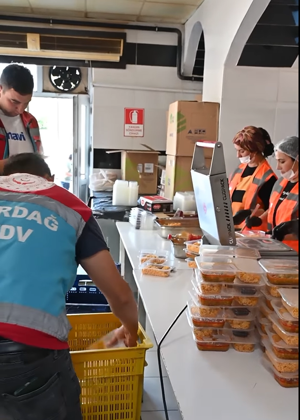 Emi̇rdağ Beledi̇yesi̇nden Her Gün 502 Sofraya Destek (2)