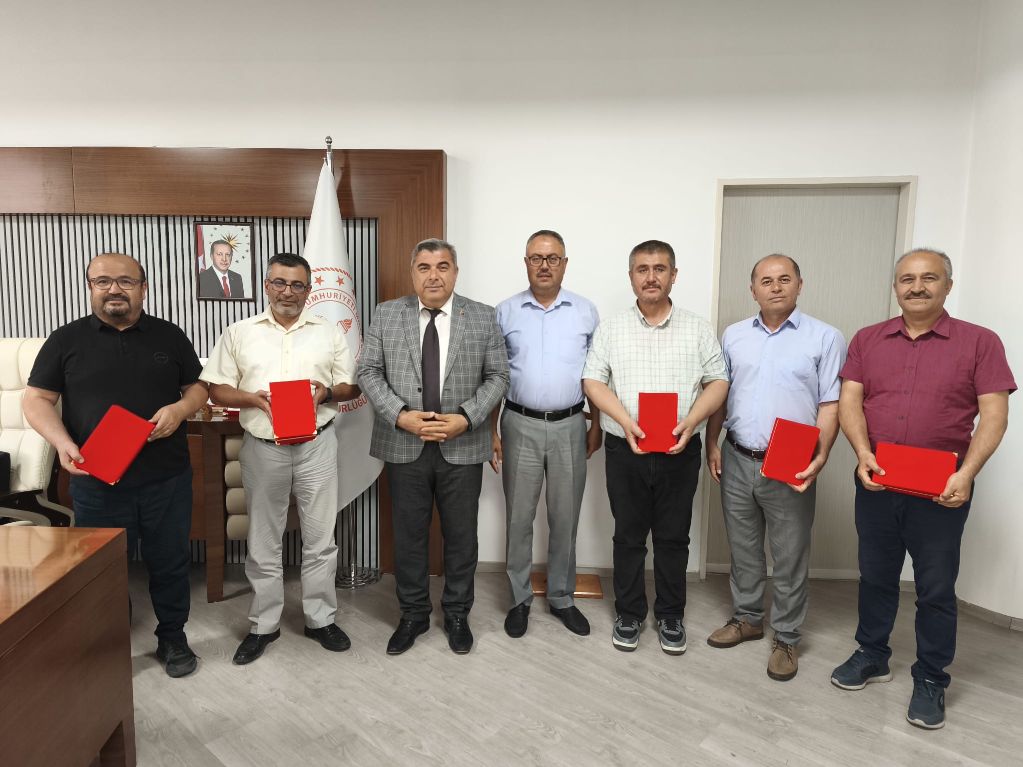 Görev Süresi̇ Sona Eren Şube Müdürleri̇ne Teşekkür Plaketi̇