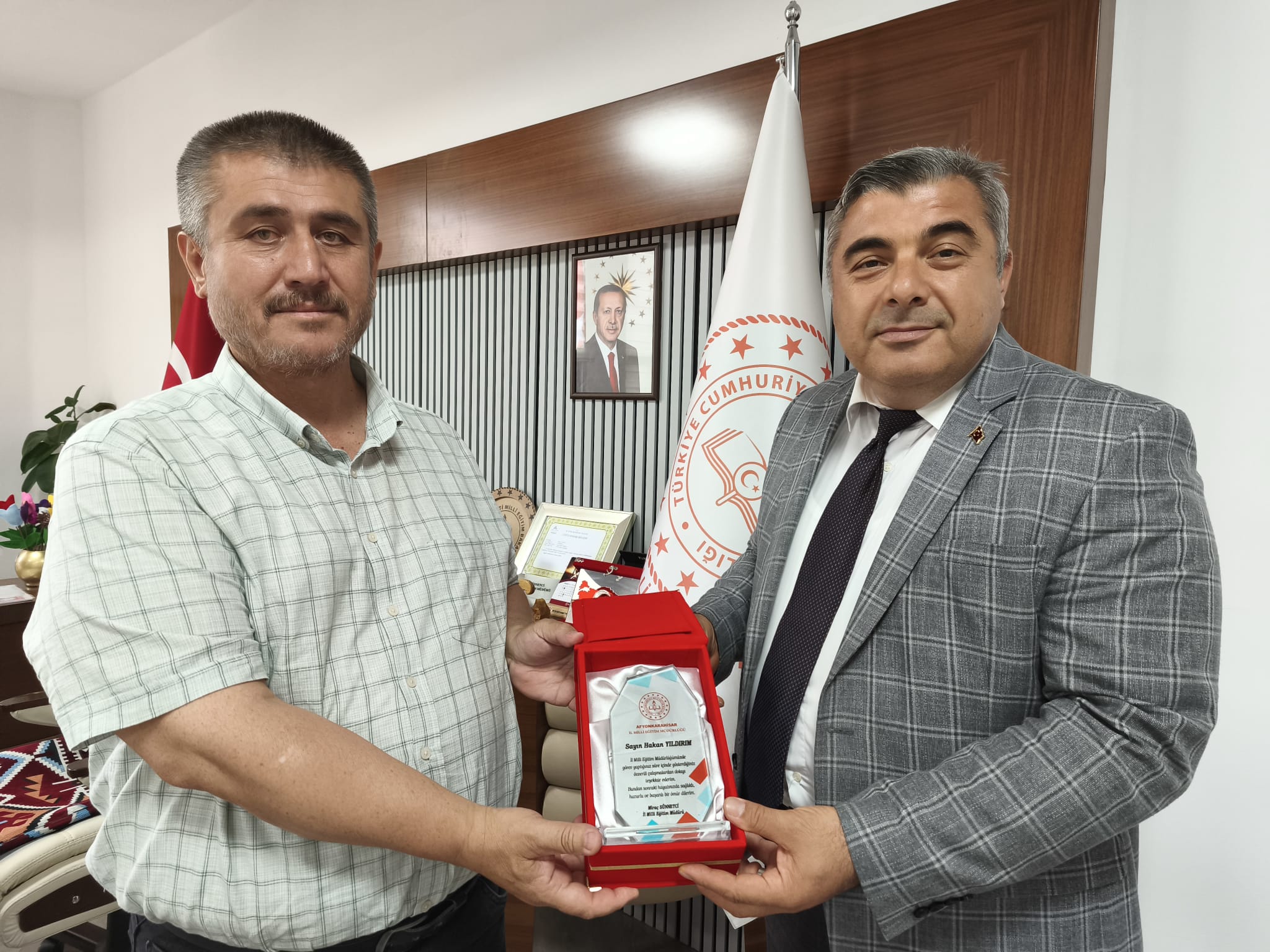 Görev Süresi̇ Sona Eren Şube Müdürleri̇ne Teşekkür Plaketi̇1