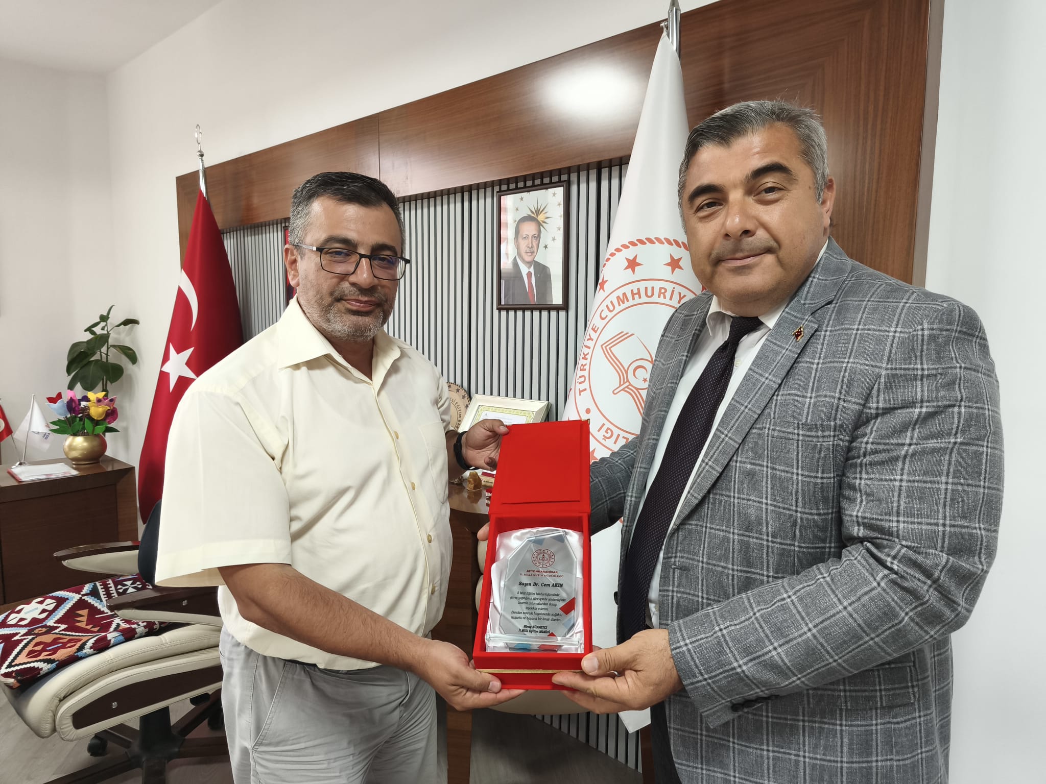 Görev Süresi̇ Sona Eren Şube Müdürleri̇ne Teşekkür Plaketi̇2
