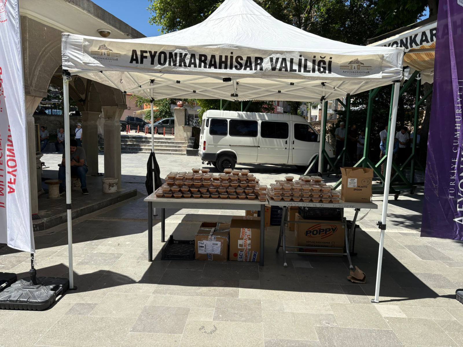 Müdür Sünnetci̇ Öğrenci̇lerle Aşure Dağitti (1)