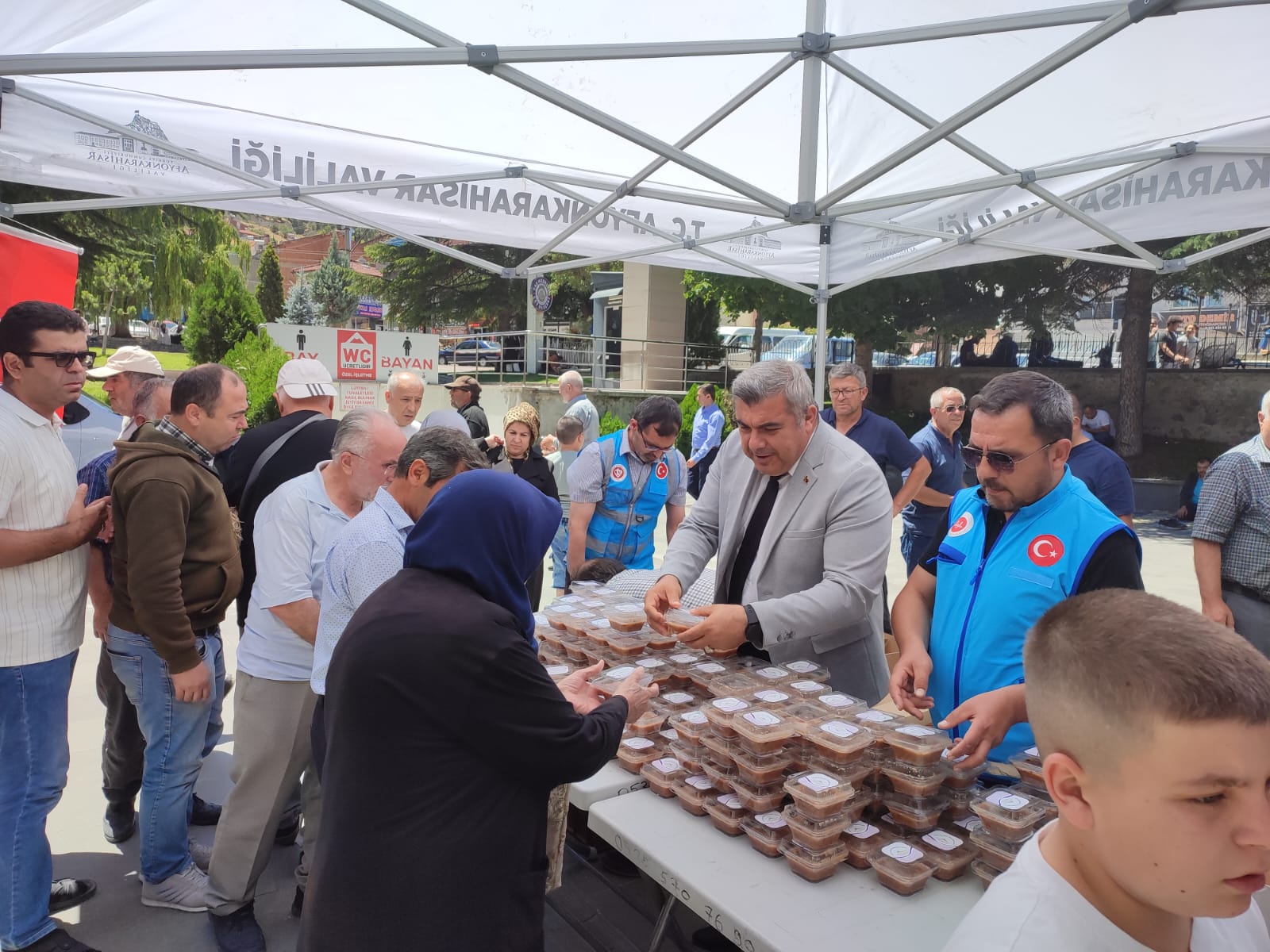 Müdür Sünnetci̇ Öğrenci̇lerle Aşure Dağitti (2)