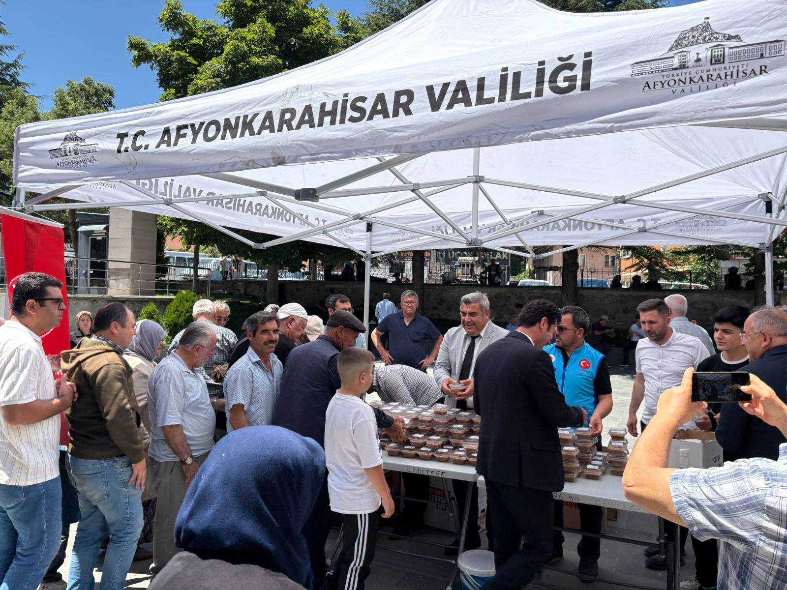 Müdür Sünnetci̇ Öğrenci̇lerle Aşure Dağitti (3)