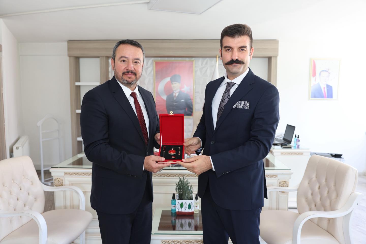 Sandikli Beledi̇yesi̇nden Yeni̇ Kaymakama Zi̇yaret (1)
